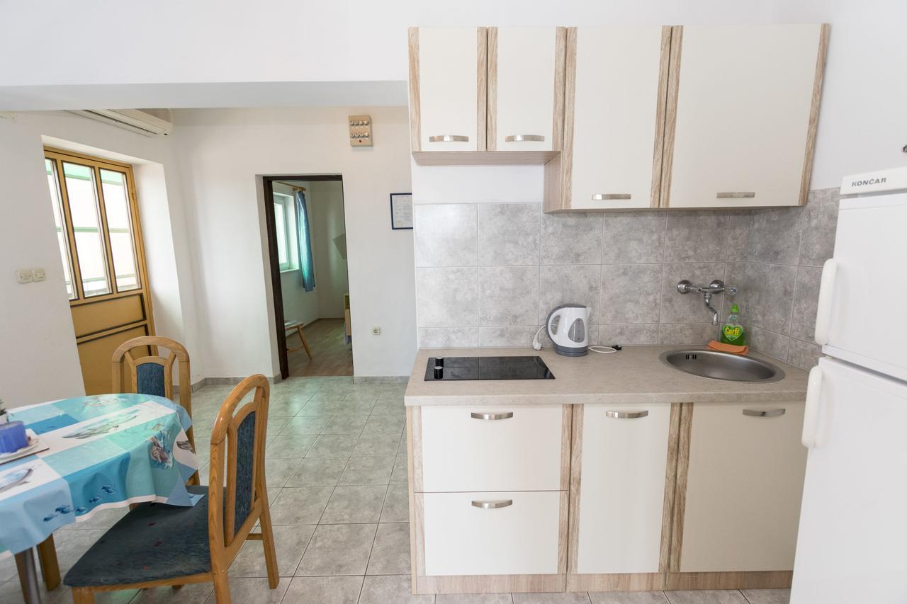 Apartments Ksenija Примоштен Екстер'єр фото